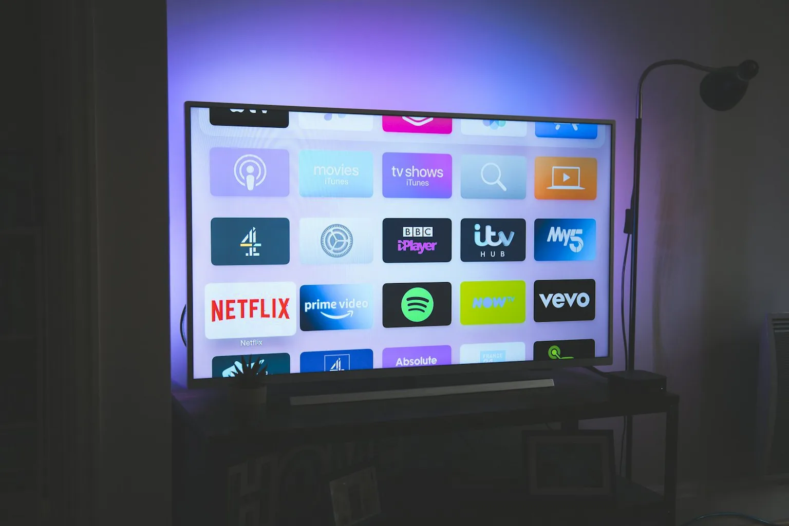 Salonda duvara monte edilmiş LED televizyon